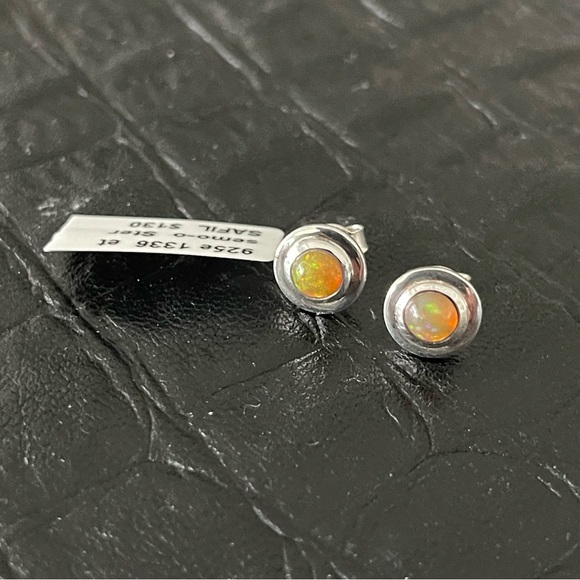 Sterling Silver 925 Cabachon Ethiopian Opal earrings - Picture 3 of 9